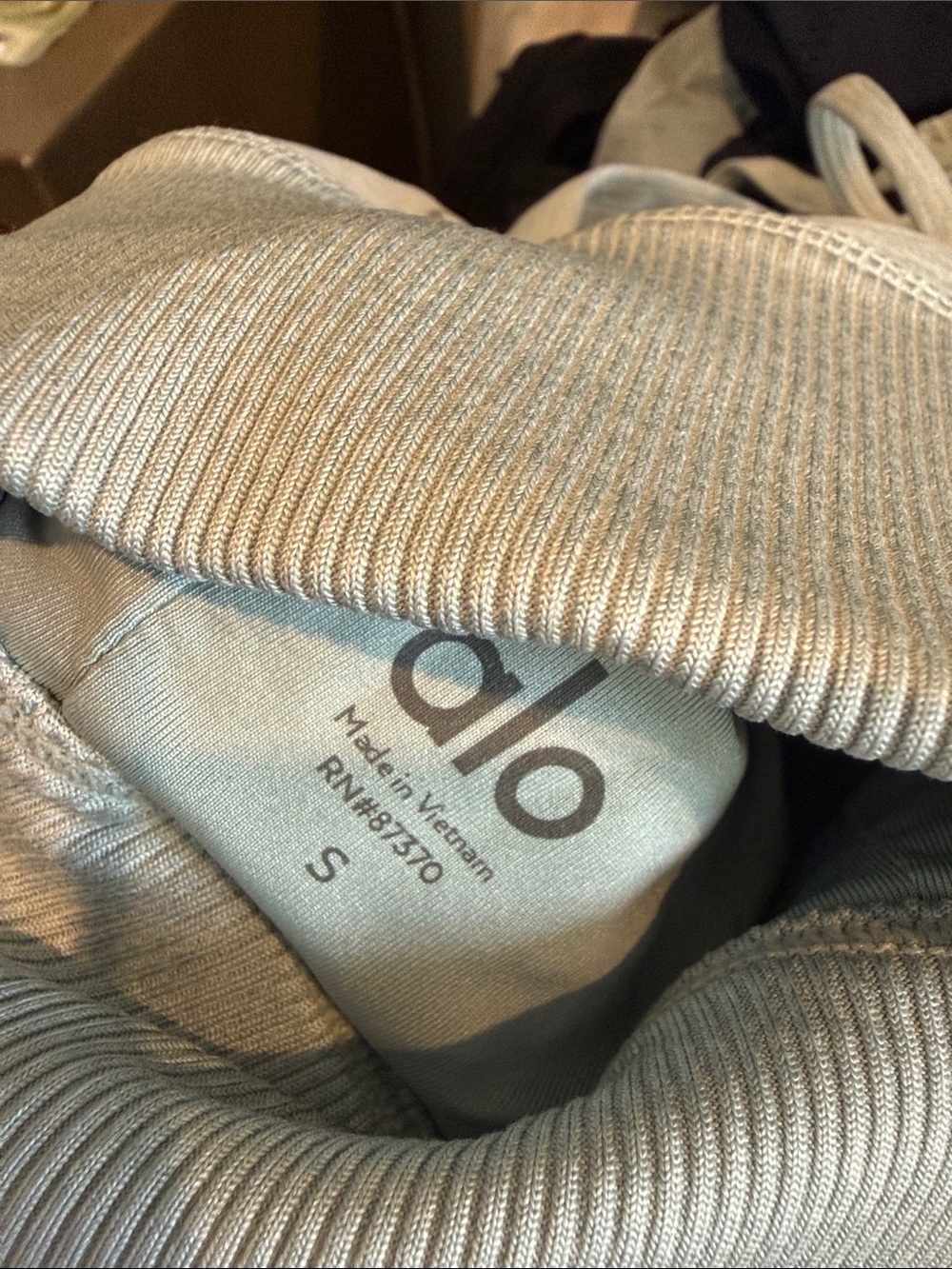 ALO Yoga Heather Gray Strappy Ribbed-Band Sports Bra - Picture 3 of 3